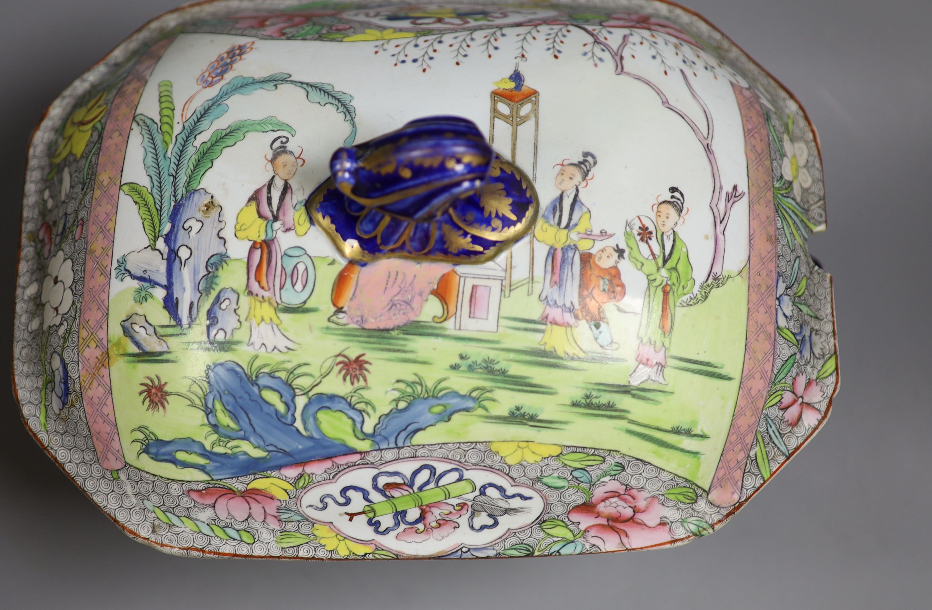 A Mason’s Ironstone soup tureen and cover, c.1815, 32.5cm